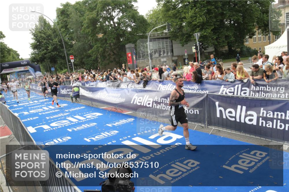 29.06.2025 - hella hamburg halbmarathon Michael Strokosch http://msf.ph/oto/8537510 29.06.2025 10:32:30 Ziel  meine-sportfotos.de