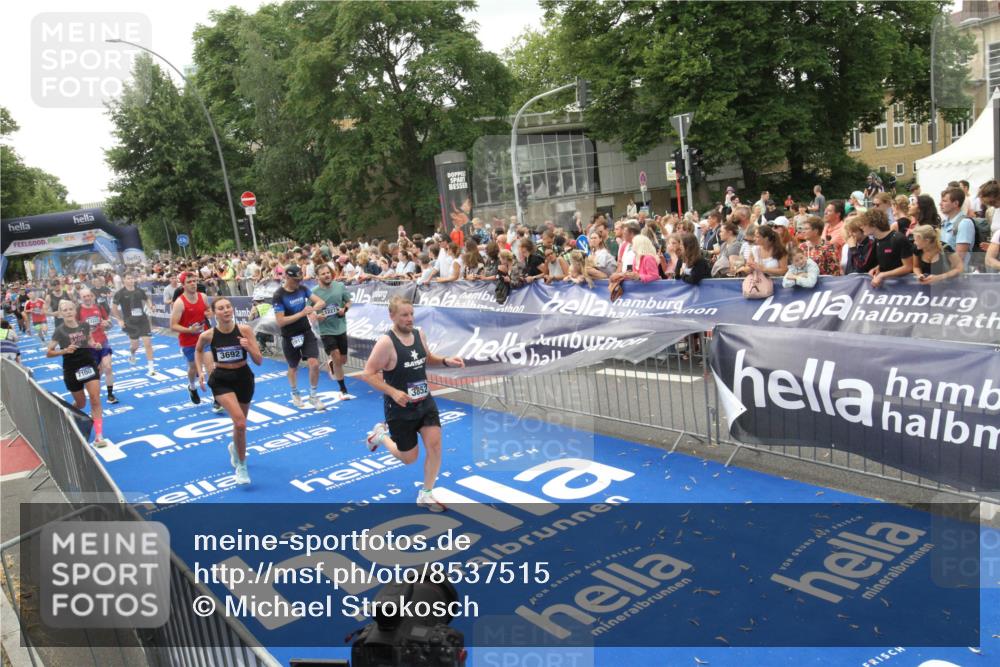 29.06.2025 - hella hamburg halbmarathon Michael Strokosch http://msf.ph/oto/8537515 29.06.2025 10:50:05 Ziel  meine-sportfotos.de
