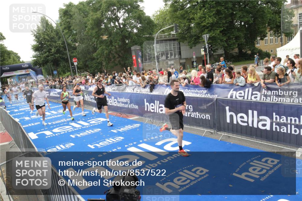 29.06.2025 - hella hamburg halbmarathon Michael Strokosch http://msf.ph/oto/8537522 29.06.2025 10:32:32 Ziel  meine-sportfotos.de