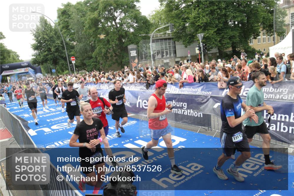 29.06.2025 - hella hamburg halbmarathon Michael Strokosch http://msf.ph/oto/8537526 29.06.2025 10:50:07 Ziel  meine-sportfotos.de