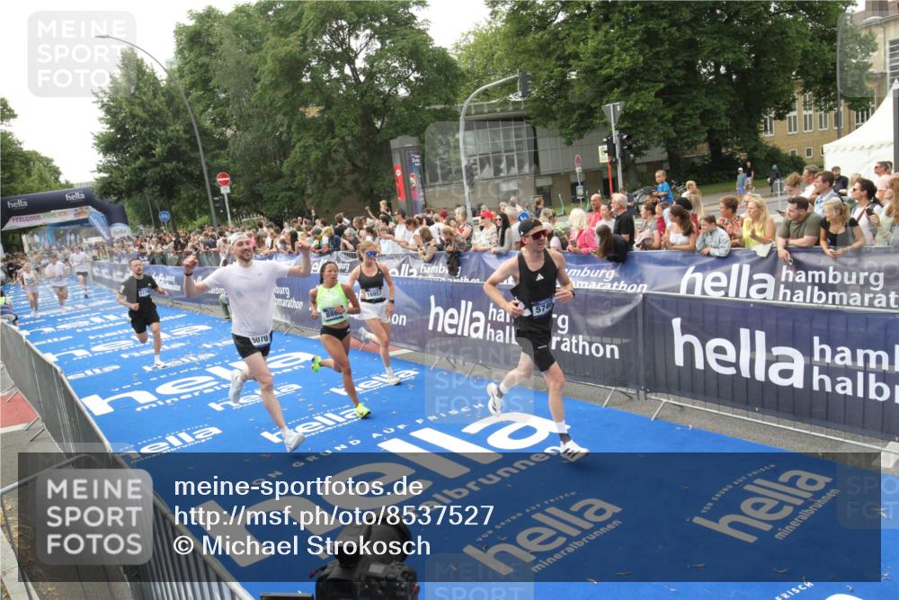 29.06.2025 - hella hamburg halbmarathon Michael Strokosch http://msf.ph/oto/8537527 29.06.2025 10:32:33 Ziel  meine-sportfotos.de