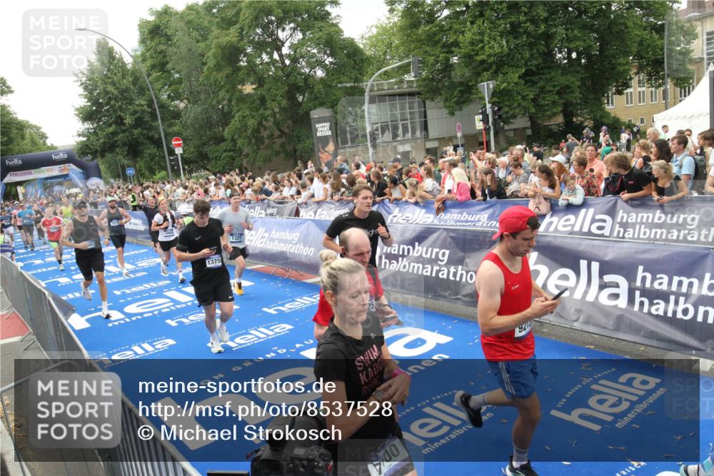 29.06.2025 - hella hamburg halbmarathon Michael Strokosch http://msf.ph/oto/8537528 29.06.2025 10:50:08 Ziel  meine-sportfotos.de