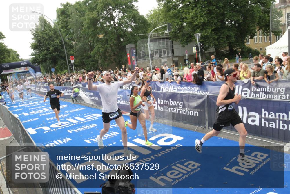 29.06.2025 - hella hamburg halbmarathon Michael Strokosch http://msf.ph/oto/8537529 29.06.2025 10:32:33 Ziel  meine-sportfotos.de