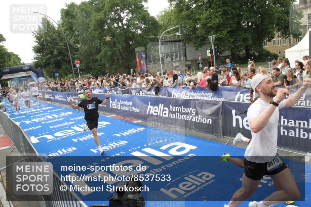 29.06.2025 - hella hamburg halbmarathon Michael Strokosch http://msf.ph/oto/8537533 29.06.2025 10:32:34 Ziel  meine-sportfotos.de