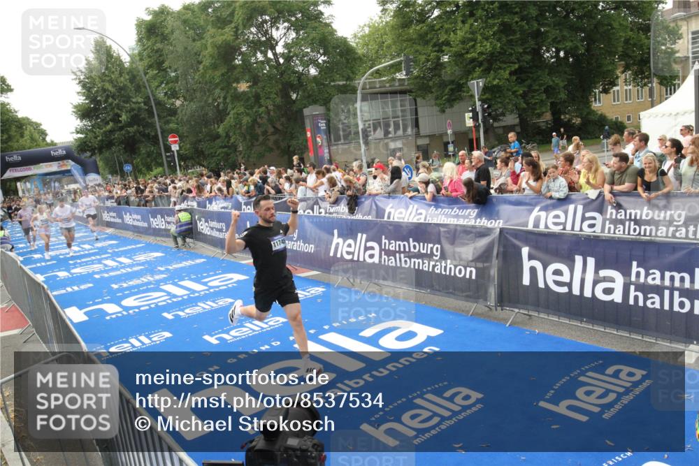 29.06.2025 - hella hamburg halbmarathon Michael Strokosch http://msf.ph/oto/8537534 29.06.2025 10:32:34 Ziel  meine-sportfotos.de