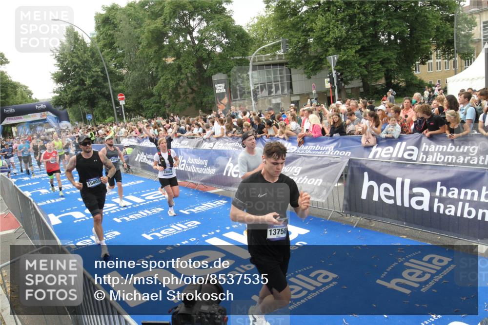 29.06.2025 - hella hamburg halbmarathon Michael Strokosch http://msf.ph/oto/8537535 29.06.2025 10:50:09 Ziel  meine-sportfotos.de