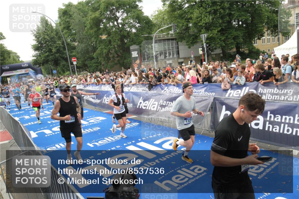29.06.2025 - hella hamburg halbmarathon Michael Strokosch http://msf.ph/oto/8537536 29.06.2025 10:50:09 Ziel  meine-sportfotos.de