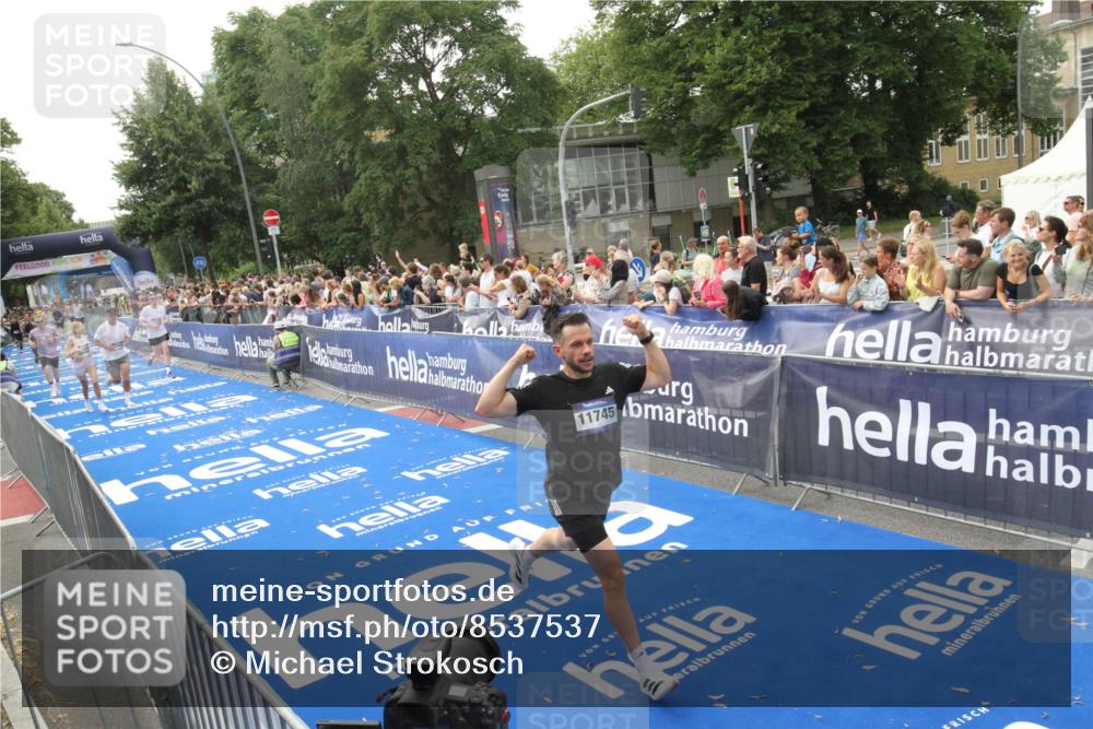 29.06.2025 - hella hamburg halbmarathon Michael Strokosch http://msf.ph/oto/8537537 29.06.2025 10:32:35 Ziel  meine-sportfotos.de