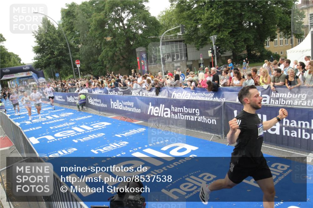 29.06.2025 - hella hamburg halbmarathon Michael Strokosch http://msf.ph/oto/8537538 29.06.2025 10:32:35 Ziel  meine-sportfotos.de