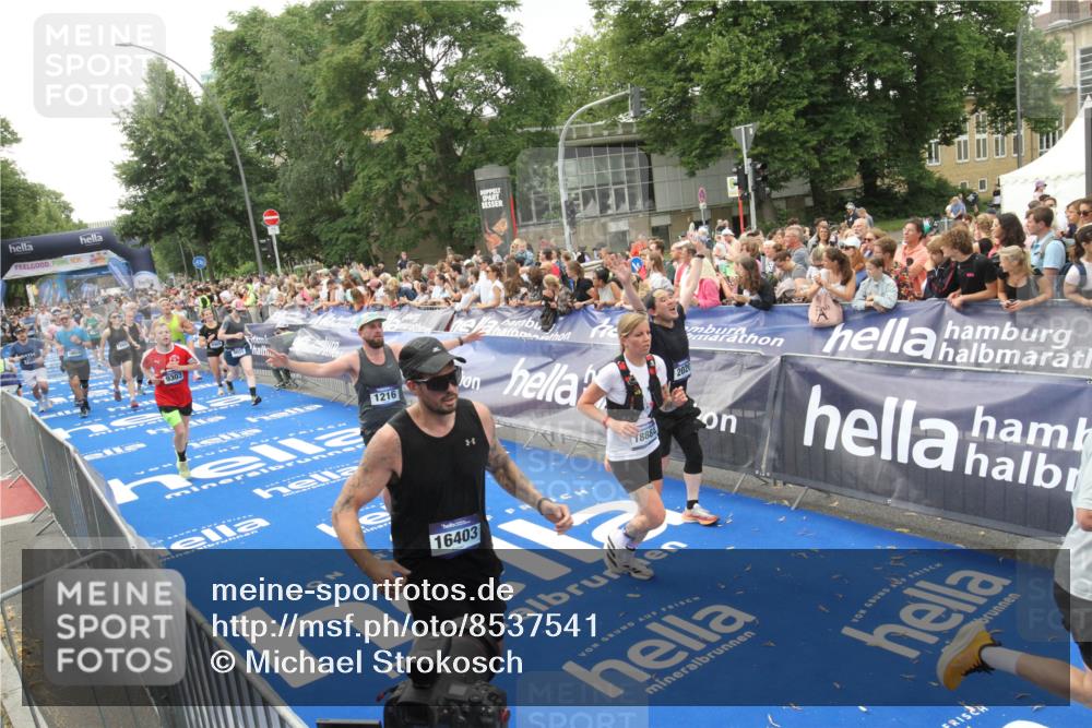 29.06.2025 - hella hamburg halbmarathon Michael Strokosch http://msf.ph/oto/8537541 29.06.2025 10:50:10 Ziel  meine-sportfotos.de