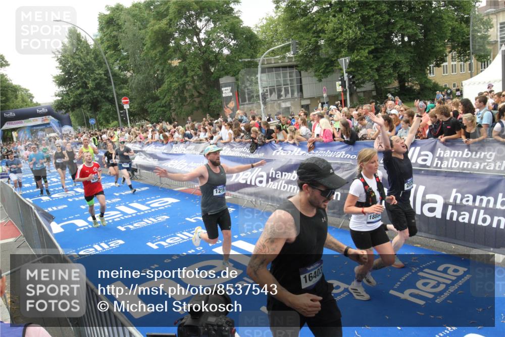 29.06.2025 - hella hamburg halbmarathon Michael Strokosch http://msf.ph/oto/8537543 29.06.2025 10:50:10 Ziel  meine-sportfotos.de