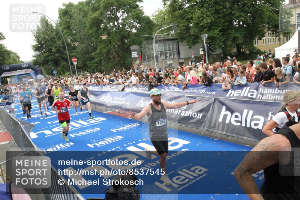 29.06.2025 - hella hamburg halbmarathon Michael Strokosch http://msf.ph/oto/8537545 29.06.2025 10:50:11 Ziel  meine-sportfotos.de