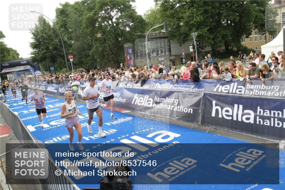 29.06.2025 - hella hamburg halbmarathon Michael Strokosch http://msf.ph/oto/8537546 29.06.2025 10:32:37 Ziel  meine-sportfotos.de
