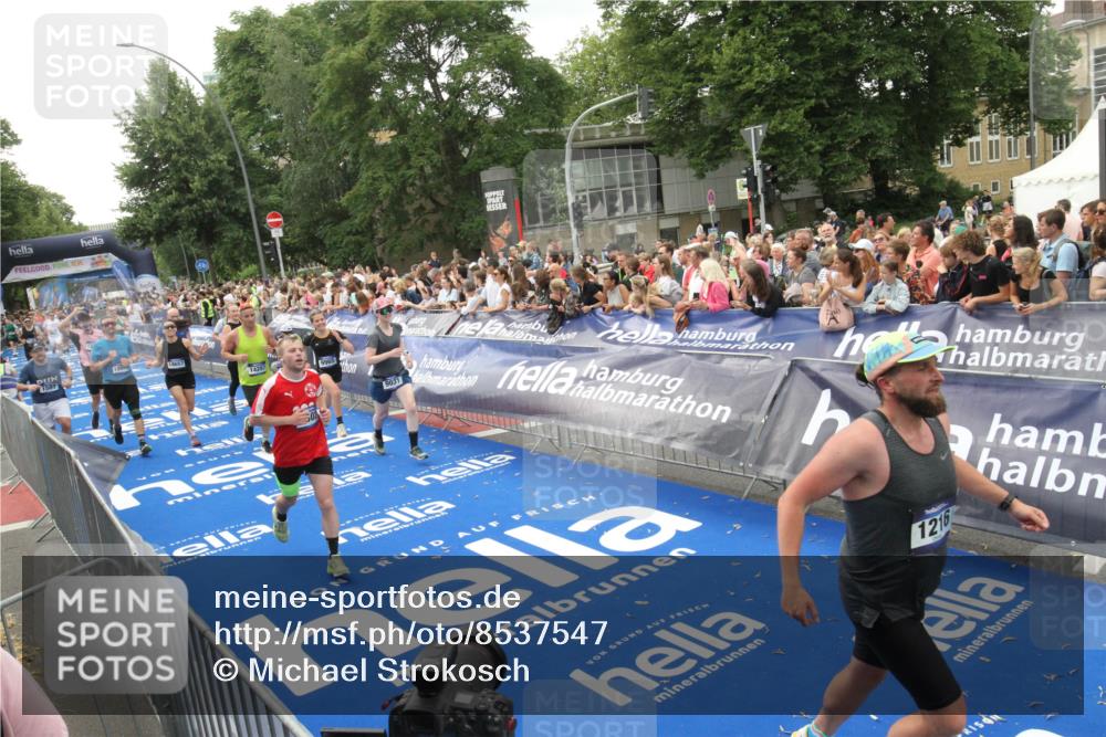 29.06.2025 - hella hamburg halbmarathon Michael Strokosch http://msf.ph/oto/8537547 29.06.2025 10:50:11 Ziel  meine-sportfotos.de