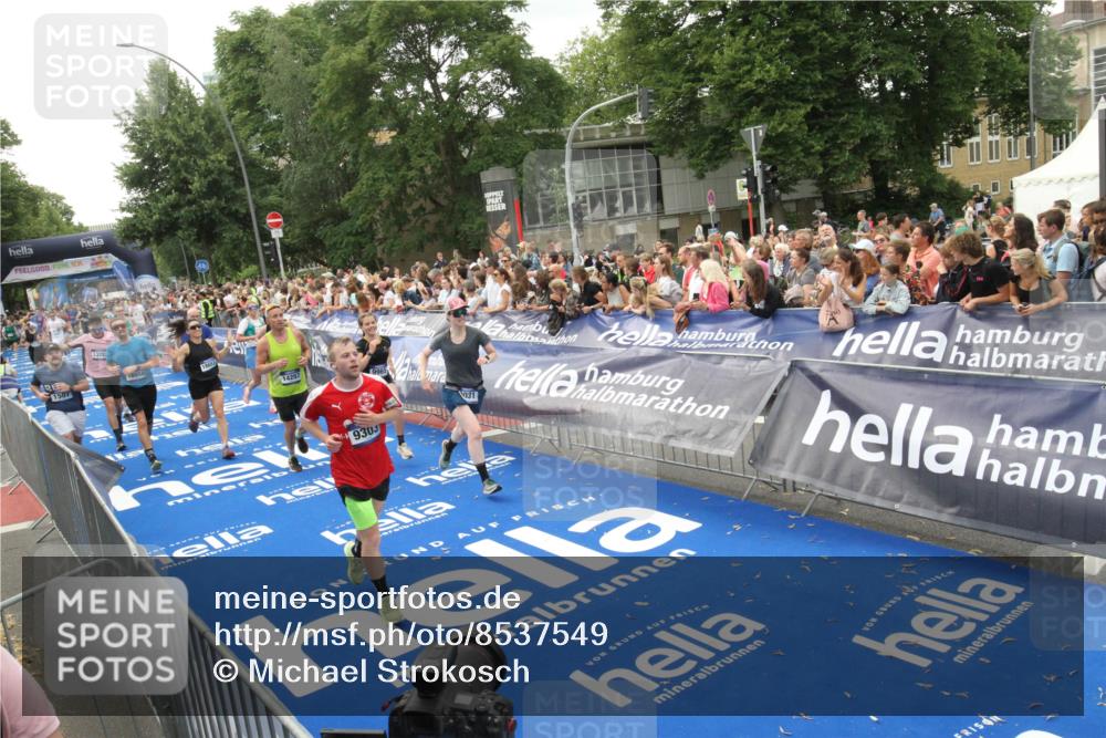 29.06.2025 - hella hamburg halbmarathon Michael Strokosch http://msf.ph/oto/8537549 29.06.2025 10:50:11 Ziel  meine-sportfotos.de