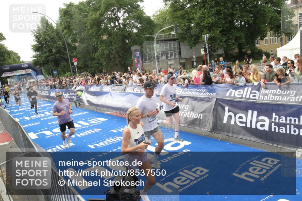 29.06.2025 - hella hamburg halbmarathon Michael Strokosch http://msf.ph/oto/8537550 29.06.2025 10:32:38 Ziel  meine-sportfotos.de
