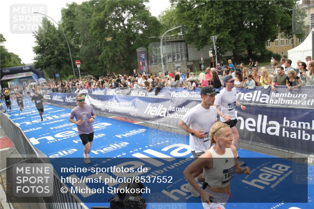 29.06.2025 - hella hamburg halbmarathon Michael Strokosch http://msf.ph/oto/8537552 29.06.2025 10:32:39 Ziel  meine-sportfotos.de