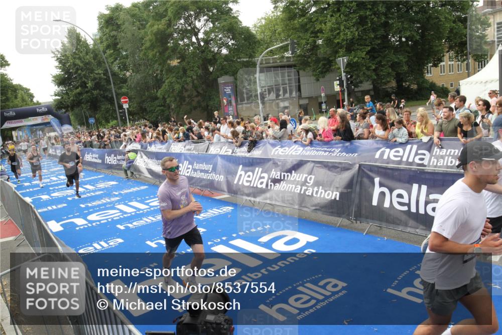 29.06.2025 - hella hamburg halbmarathon Michael Strokosch http://msf.ph/oto/8537554 29.06.2025 10:32:39 Ziel  meine-sportfotos.de