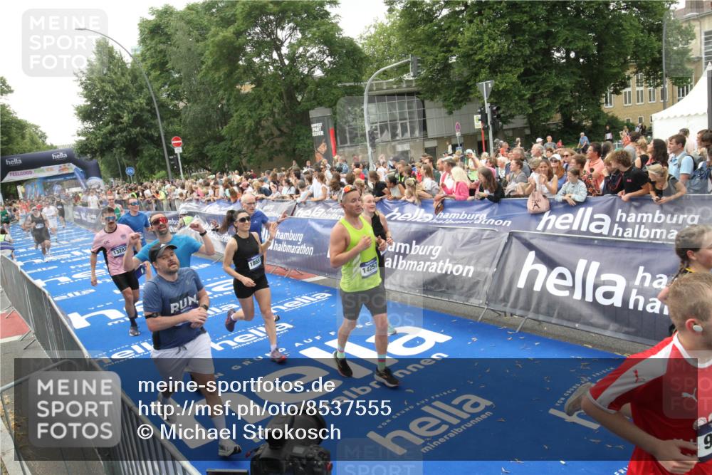 29.06.2025 - hella hamburg halbmarathon Michael Strokosch http://msf.ph/oto/8537555 29.06.2025 10:50:13 Ziel  meine-sportfotos.de