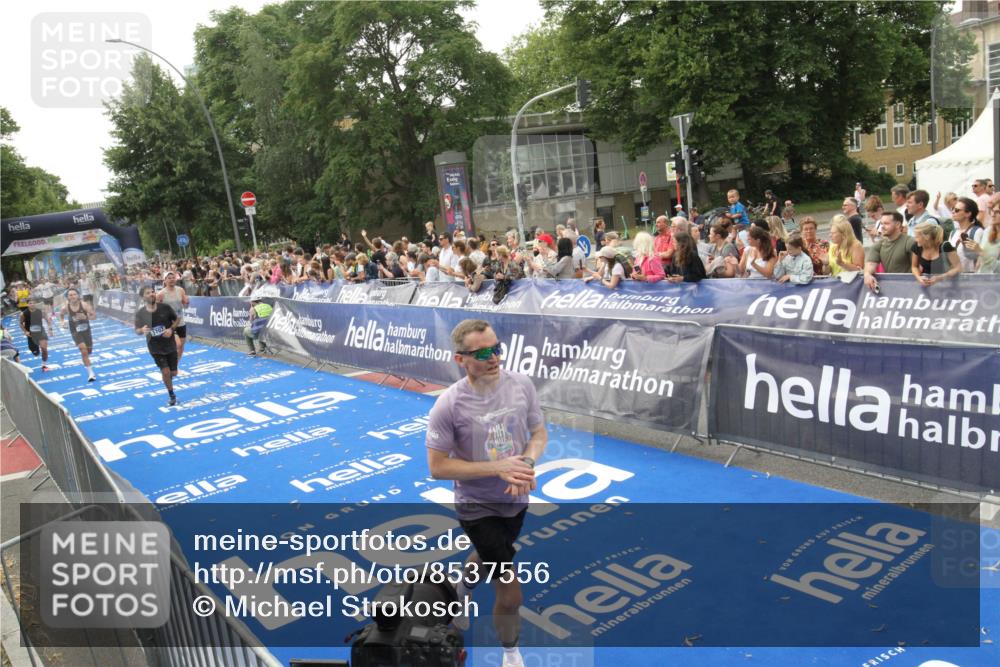 29.06.2025 - hella hamburg halbmarathon Michael Strokosch http://msf.ph/oto/8537556 29.06.2025 10:32:39 Ziel  meine-sportfotos.de