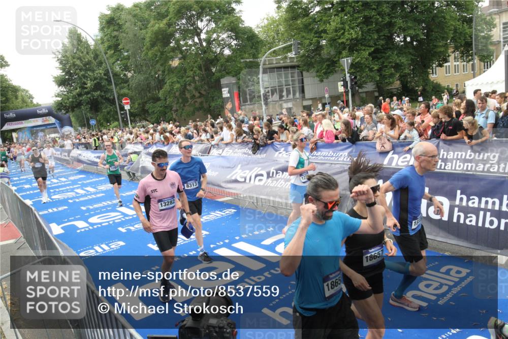 29.06.2025 - hella hamburg halbmarathon Michael Strokosch http://msf.ph/oto/8537559 29.06.2025 10:50:14 Ziel  meine-sportfotos.de