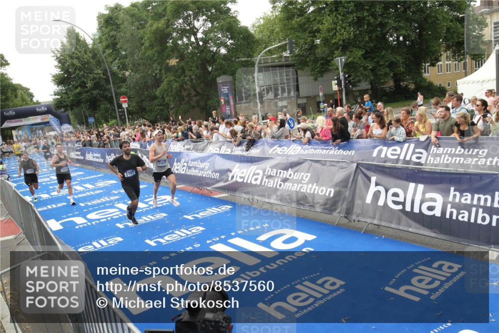 29.06.2025 - hella hamburg halbmarathon Michael Strokosch http://msf.ph/oto/8537560 29.06.2025 10:32:40 Ziel  meine-sportfotos.de