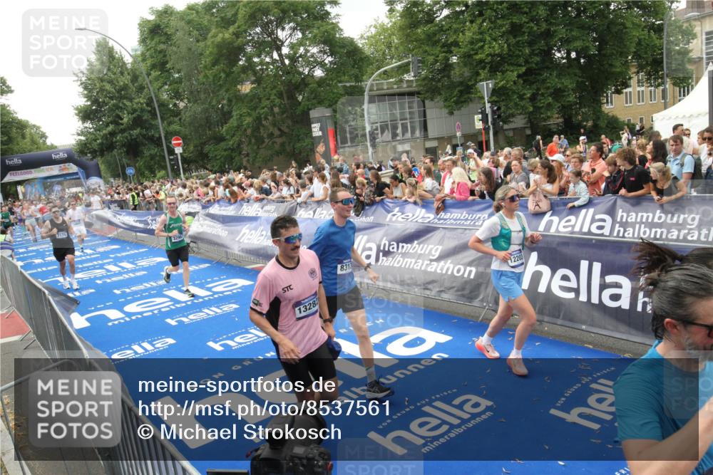 29.06.2025 - hella hamburg halbmarathon Michael Strokosch http://msf.ph/oto/8537561 29.06.2025 10:50:14 Ziel  meine-sportfotos.de
