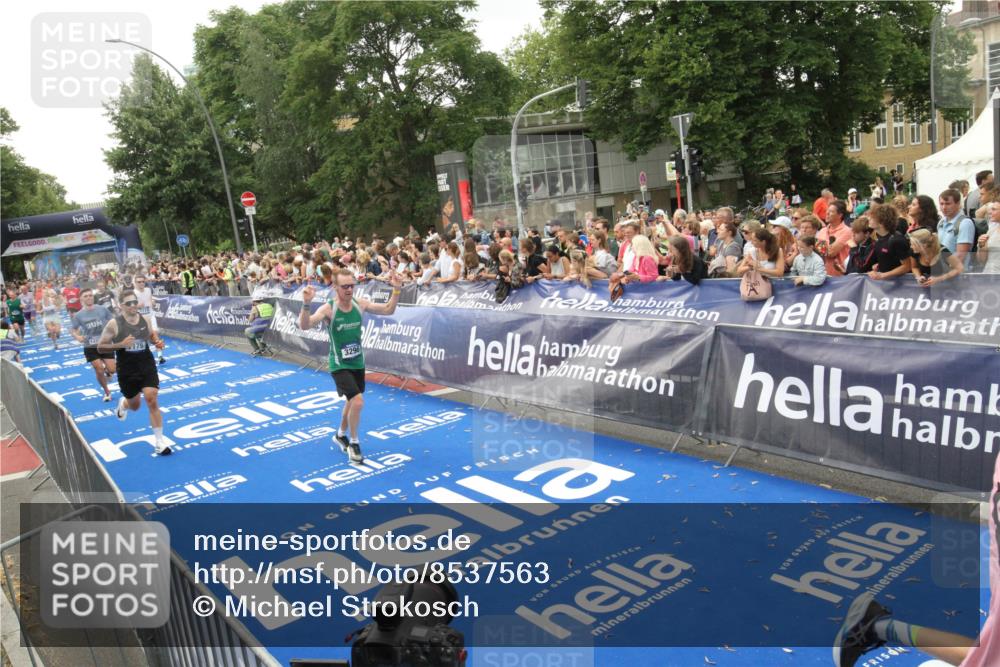 29.06.2025 - hella hamburg halbmarathon Michael Strokosch http://msf.ph/oto/8537563 29.06.2025 10:50:15 Ziel  meine-sportfotos.de