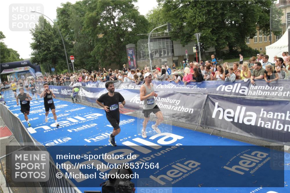 29.06.2025 - hella hamburg halbmarathon Michael Strokosch http://msf.ph/oto/8537564 29.06.2025 10:32:41 Ziel  meine-sportfotos.de
