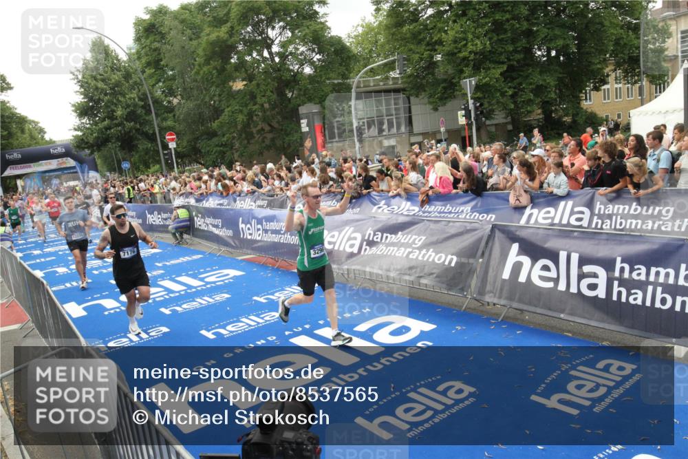 29.06.2025 - hella hamburg halbmarathon Michael Strokosch http://msf.ph/oto/8537565 29.06.2025 10:50:16 Ziel  meine-sportfotos.de