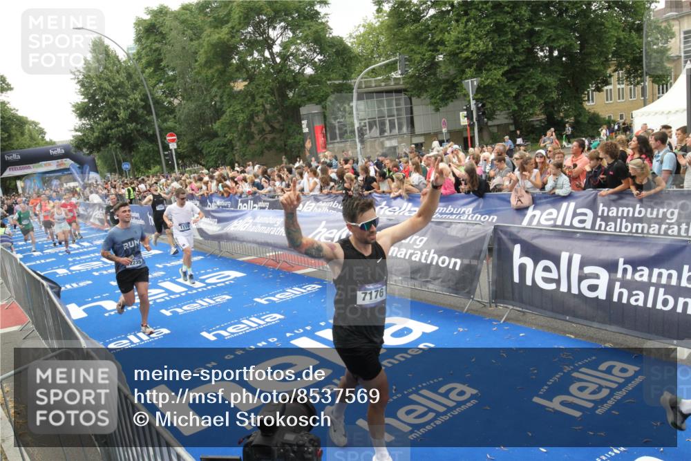 29.06.2025 - hella hamburg halbmarathon Michael Strokosch http://msf.ph/oto/8537569 29.06.2025 10:50:17 Ziel  meine-sportfotos.de