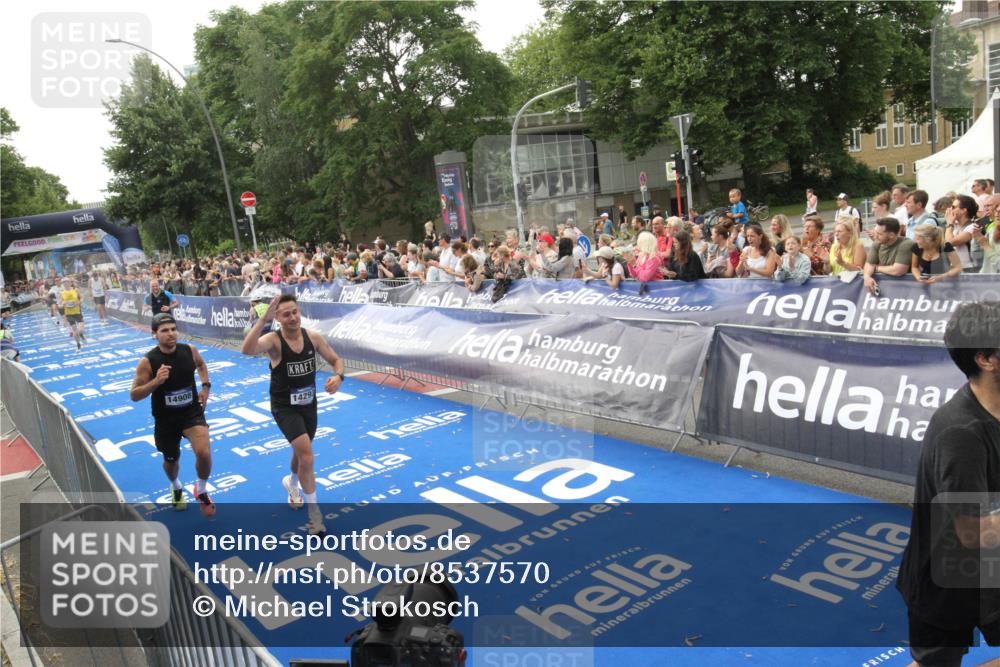 29.06.2025 - hella hamburg halbmarathon Michael Strokosch http://msf.ph/oto/8537570 29.06.2025 10:32:42 Ziel  meine-sportfotos.de