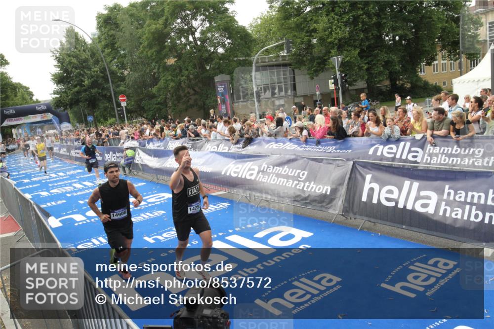 29.06.2025 - hella hamburg halbmarathon Michael Strokosch http://msf.ph/oto/8537572 29.06.2025 10:32:42 Ziel  meine-sportfotos.de