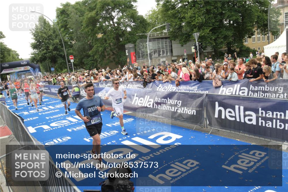 29.06.2025 - hella hamburg halbmarathon Michael Strokosch http://msf.ph/oto/8537573 29.06.2025 10:50:18 Ziel  meine-sportfotos.de