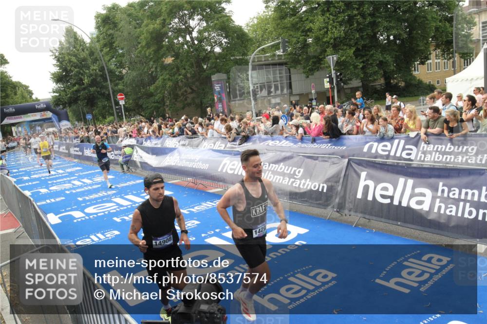 29.06.2025 - hella hamburg halbmarathon Michael Strokosch http://msf.ph/oto/8537574 29.06.2025 10:32:43 Ziel  meine-sportfotos.de