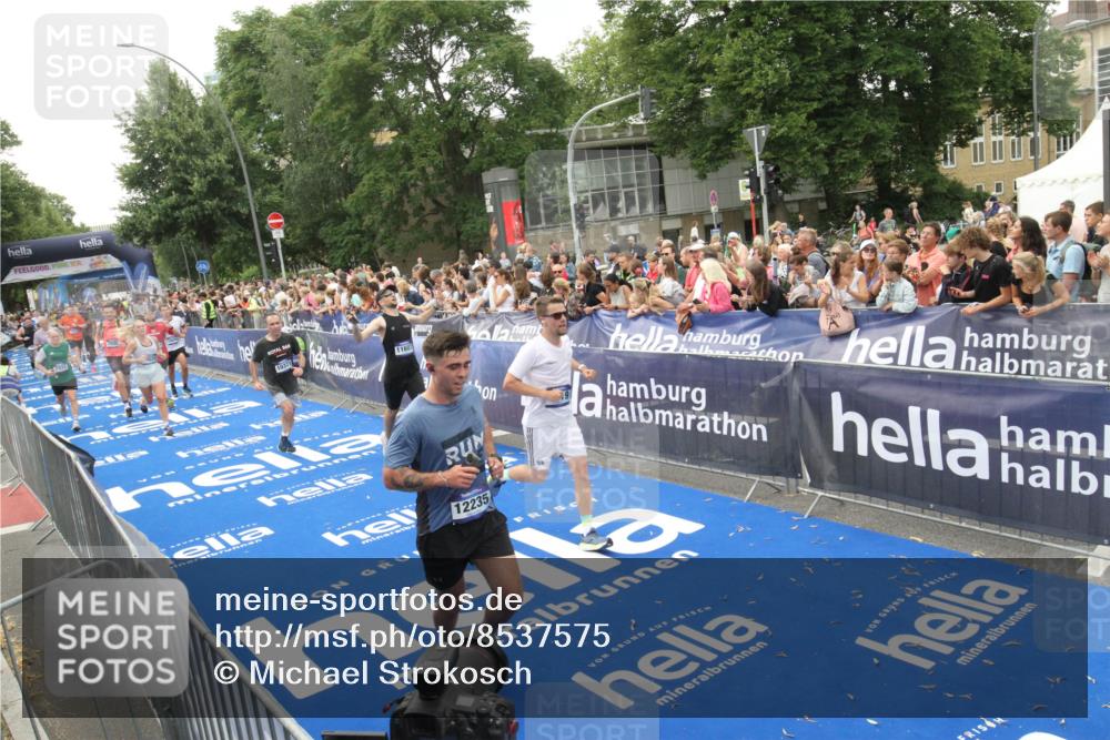 29.06.2025 - hella hamburg halbmarathon Michael Strokosch http://msf.ph/oto/8537575 29.06.2025 10:50:18 Ziel  meine-sportfotos.de
