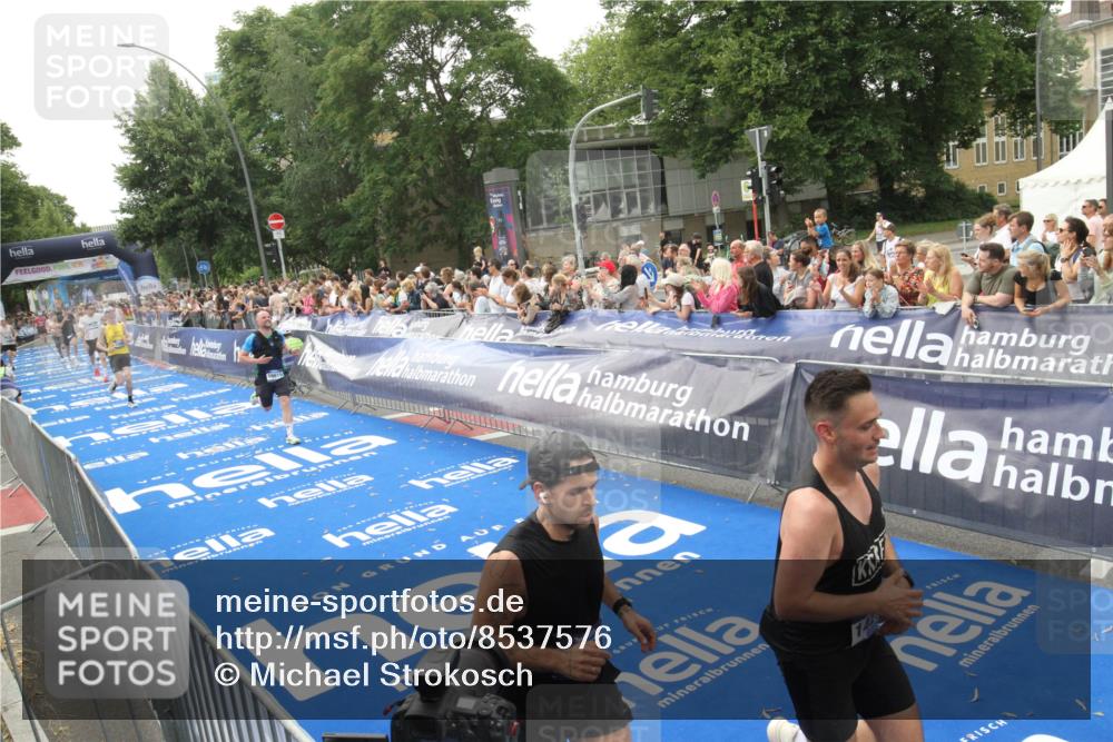 29.06.2025 - hella hamburg halbmarathon Michael Strokosch http://msf.ph/oto/8537576 29.06.2025 10:32:43 Ziel  meine-sportfotos.de