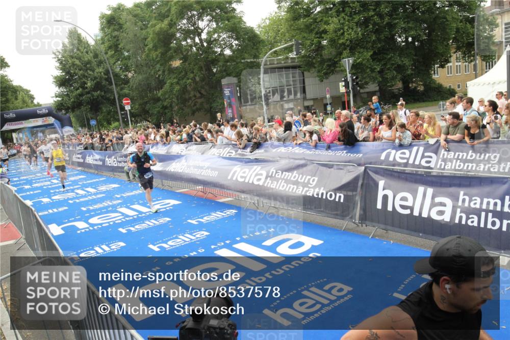 29.06.2025 - hella hamburg halbmarathon Michael Strokosch http://msf.ph/oto/8537578 29.06.2025 10:32:43 Ziel  meine-sportfotos.de