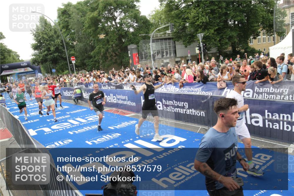 29.06.2025 - hella hamburg halbmarathon Michael Strokosch http://msf.ph/oto/8537579 29.06.2025 10:50:19 Ziel  meine-sportfotos.de