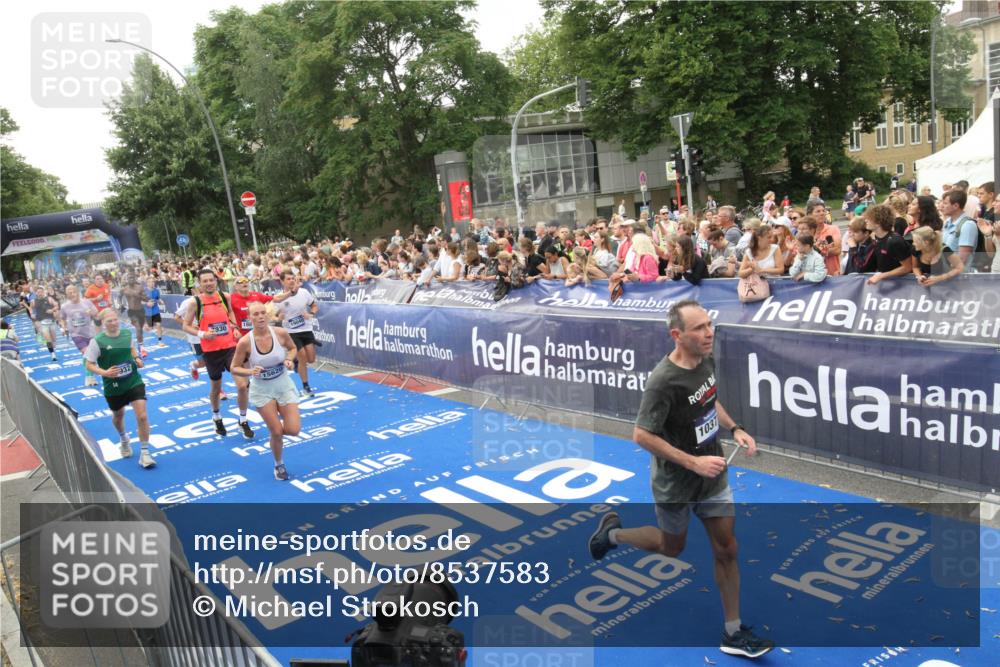 29.06.2025 - hella hamburg halbmarathon Michael Strokosch http://msf.ph/oto/8537583 29.06.2025 10:50:20 Ziel  meine-sportfotos.de