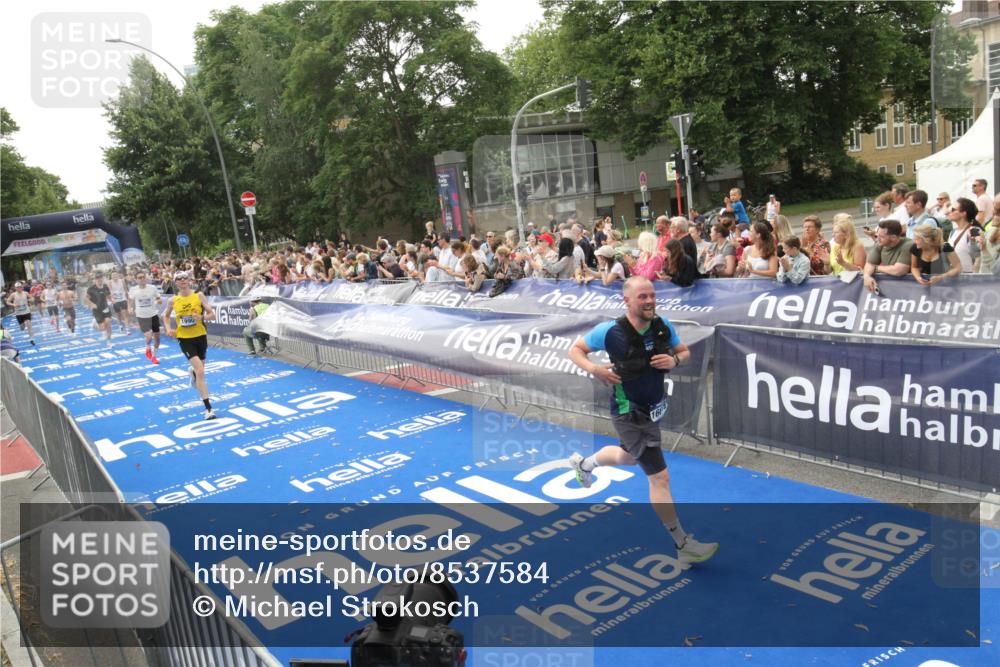 29.06.2025 - hella hamburg halbmarathon Michael Strokosch http://msf.ph/oto/8537584 29.06.2025 10:32:45 Ziel  meine-sportfotos.de