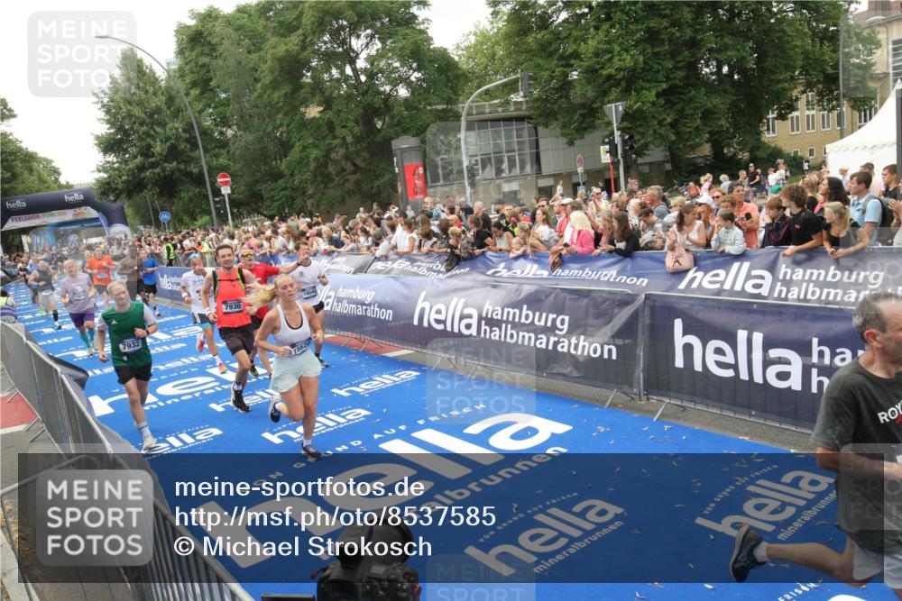 29.06.2025 - hella hamburg halbmarathon Michael Strokosch http://msf.ph/oto/8537585 29.06.2025 10:50:21 Ziel  meine-sportfotos.de
