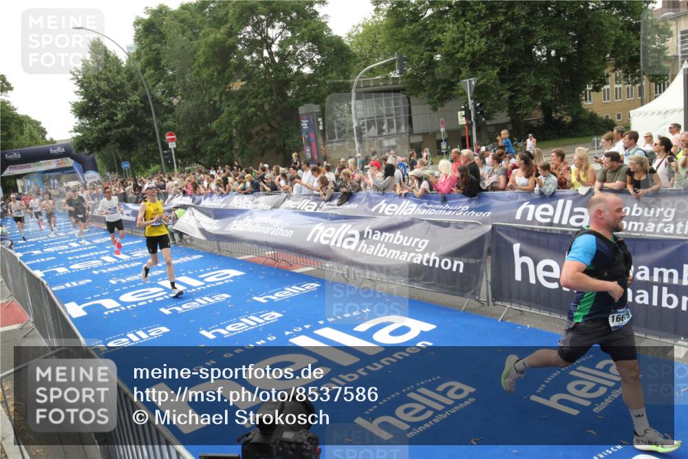 29.06.2025 - hella hamburg halbmarathon Michael Strokosch http://msf.ph/oto/8537586 29.06.2025 10:32:45 Ziel  meine-sportfotos.de