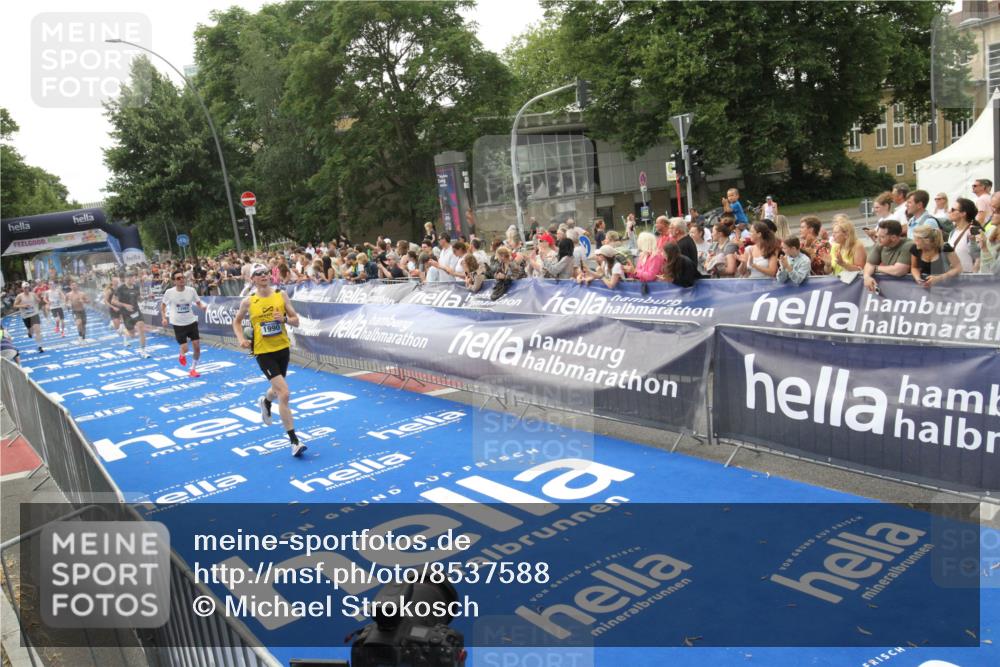29.06.2025 - hella hamburg halbmarathon Michael Strokosch http://msf.ph/oto/8537588 29.06.2025 10:32:45 Ziel  meine-sportfotos.de