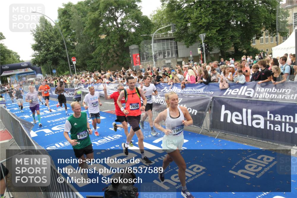 29.06.2025 - hella hamburg halbmarathon Michael Strokosch http://msf.ph/oto/8537589 29.06.2025 10:50:21 Ziel  meine-sportfotos.de