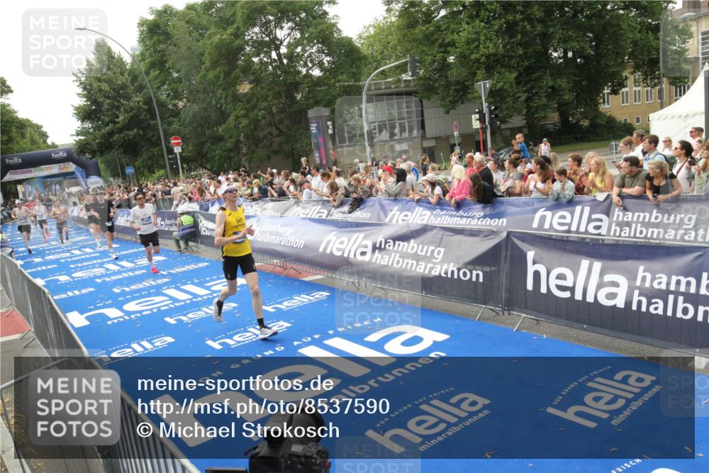 29.06.2025 - hella hamburg halbmarathon Michael Strokosch http://msf.ph/oto/8537590 29.06.2025 10:32:46 Ziel  meine-sportfotos.de