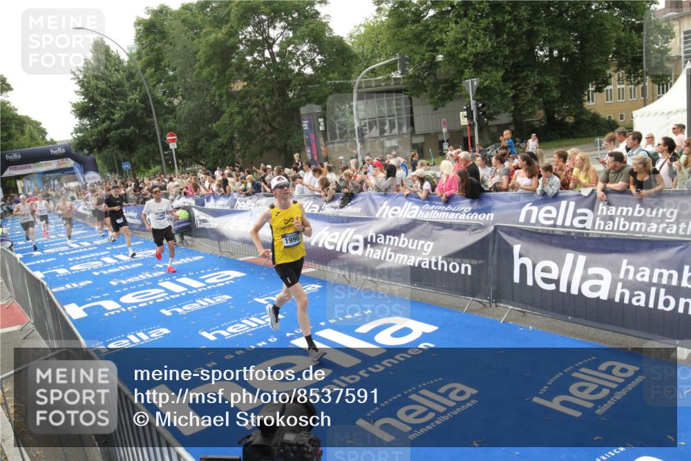 29.06.2025 - hella hamburg halbmarathon Michael Strokosch http://msf.ph/oto/8537591 29.06.2025 10:32:46 Ziel  meine-sportfotos.de