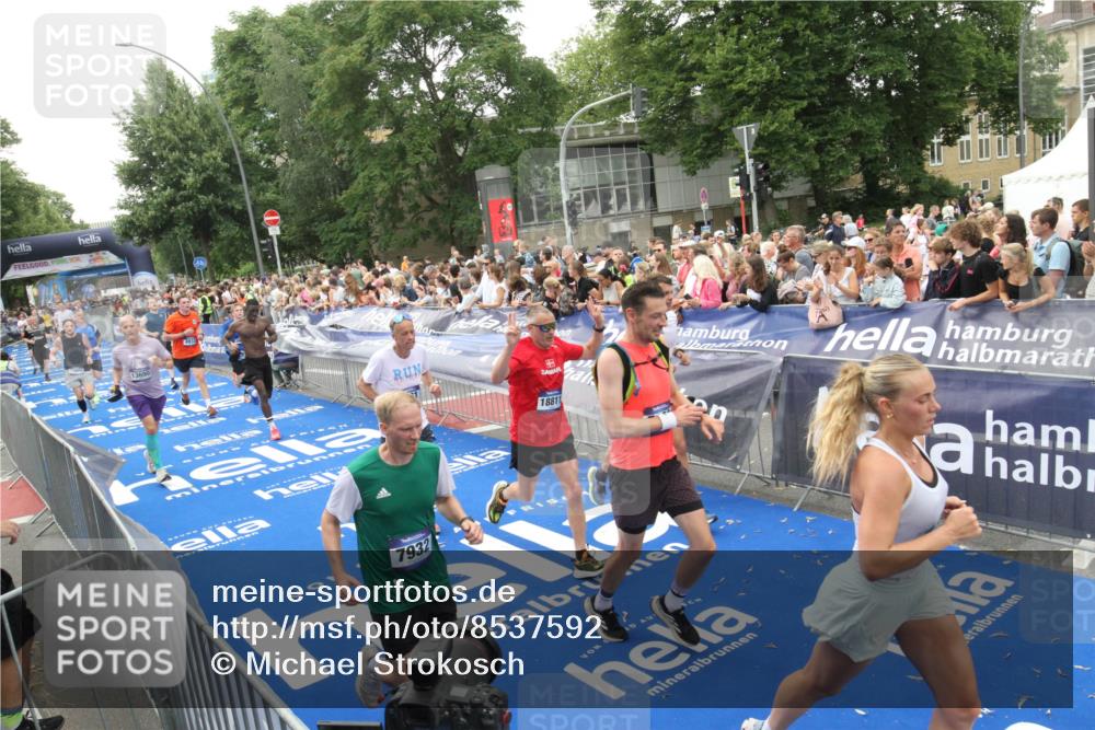 29.06.2025 - hella hamburg halbmarathon Michael Strokosch http://msf.ph/oto/8537592 29.06.2025 10:50:22 Ziel  meine-sportfotos.de