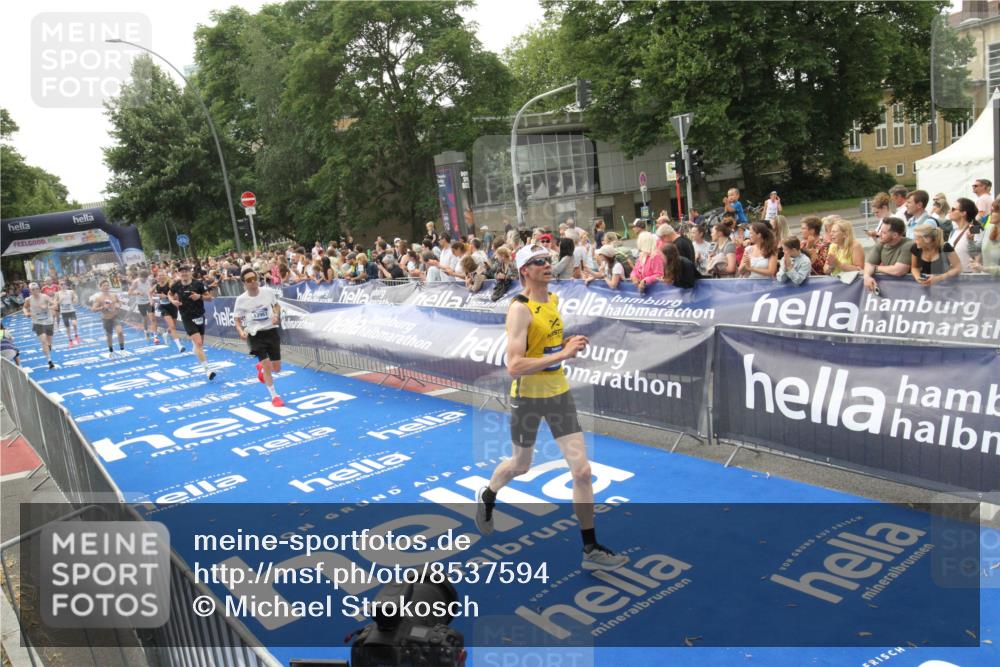 29.06.2025 - hella hamburg halbmarathon Michael Strokosch http://msf.ph/oto/8537594 29.06.2025 10:32:46 Ziel  meine-sportfotos.de