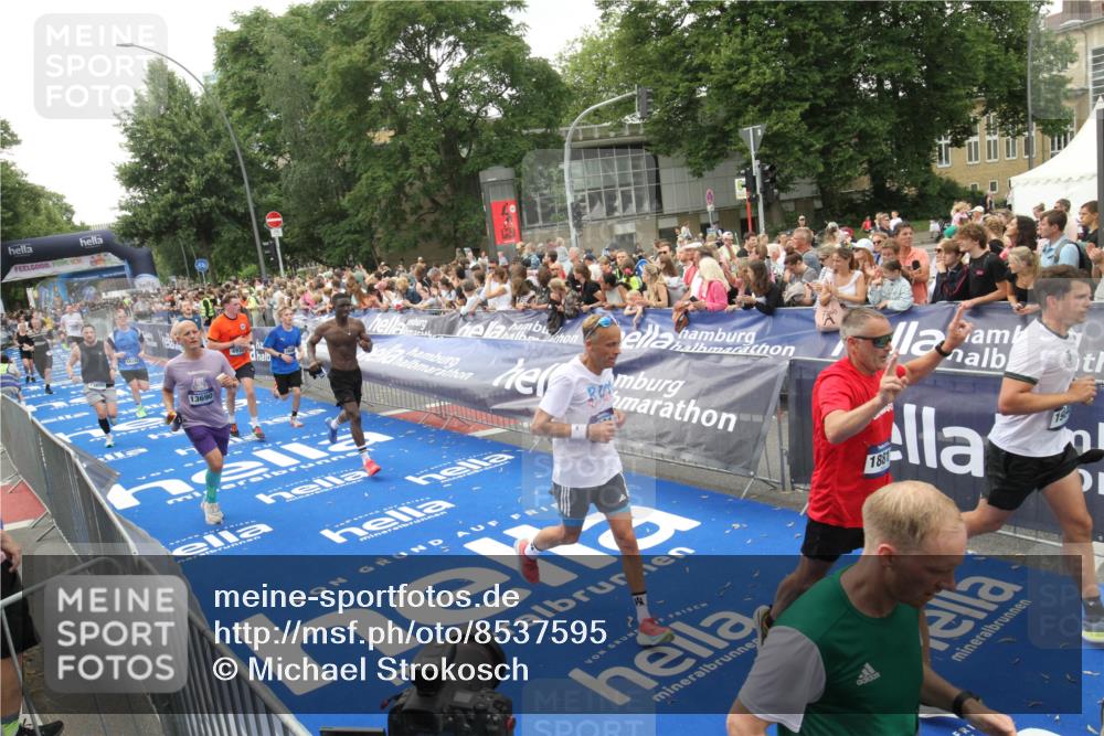 29.06.2025 - hella hamburg halbmarathon Michael Strokosch http://msf.ph/oto/8537595 29.06.2025 10:50:22 Ziel  meine-sportfotos.de